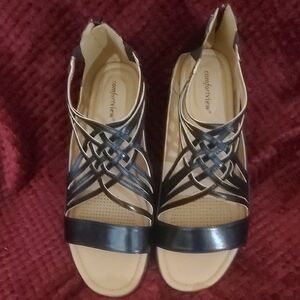 Comfortview Black and Tan Strappy Sandals Size 10 1/2.